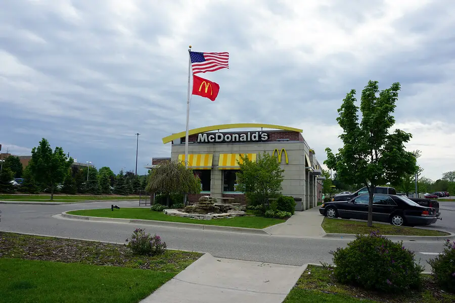 ¿McDonalds contrata criminales?